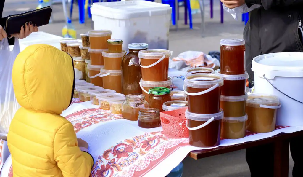 Selling honey in plastic containers in the market